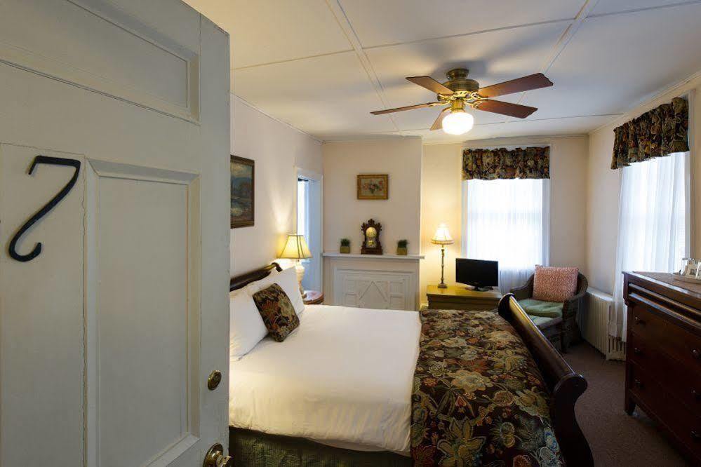 Rogues Harbor Inn Lansing Zewnętrze zdjęcie