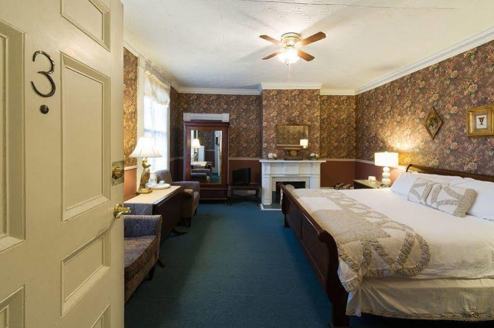 Rogues Harbor Inn Lansing Zewnętrze zdjęcie