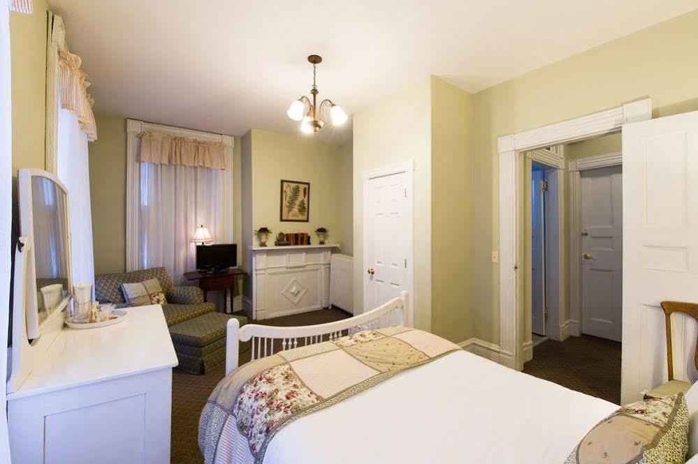 Rogues Harbor Inn Lansing Zewnętrze zdjęcie